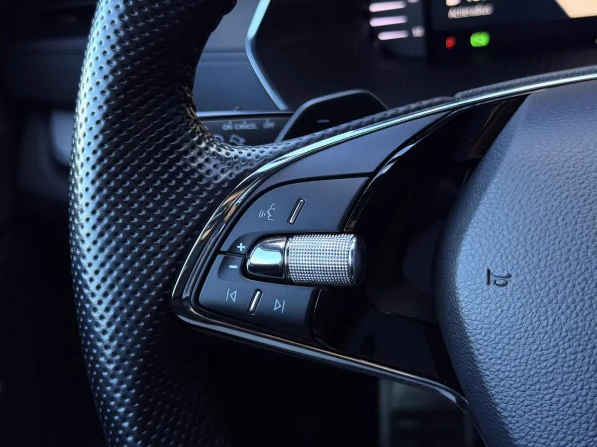 1.0 e-TSI DSG AUT. Sport Business Black edition | Carplay | Digi.Dash | Cruise | Navi | PDC