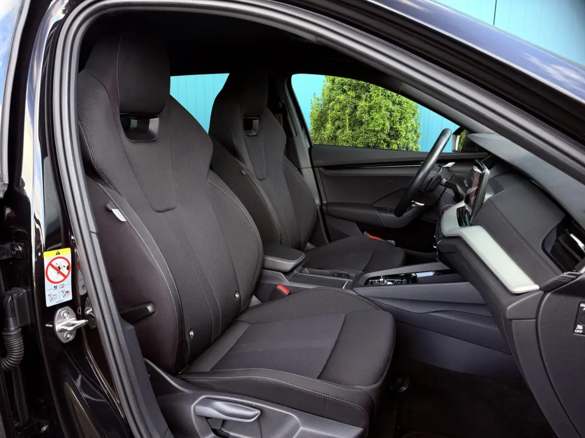 1.0 e-TSI DSG AUT. Sport Business Black edition | Carplay | Digi.Dash | Cruise | Navi | PDC