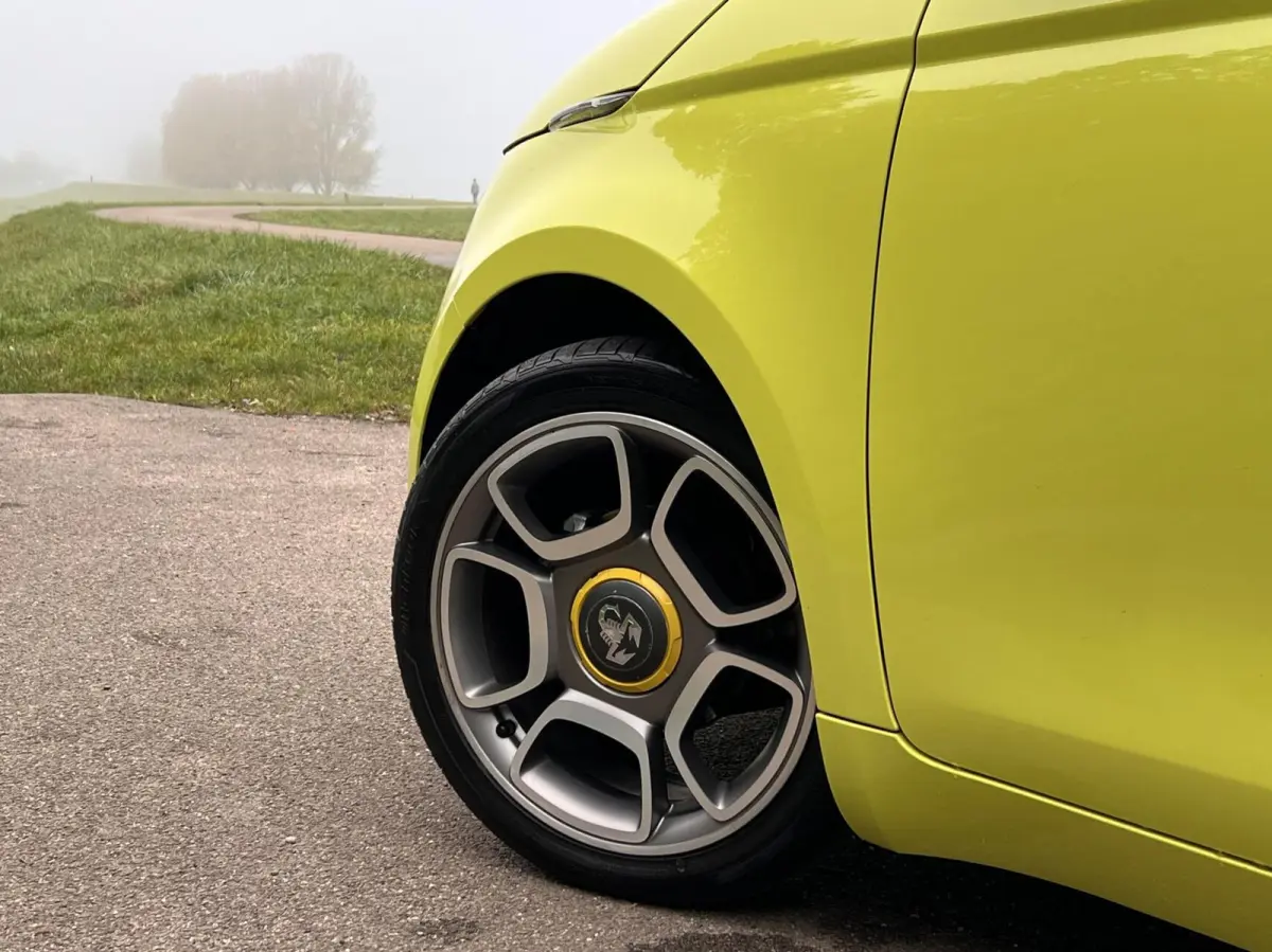 *Abarth 17” Mugello* 24 kWh / CarPlay / 4x Assist
