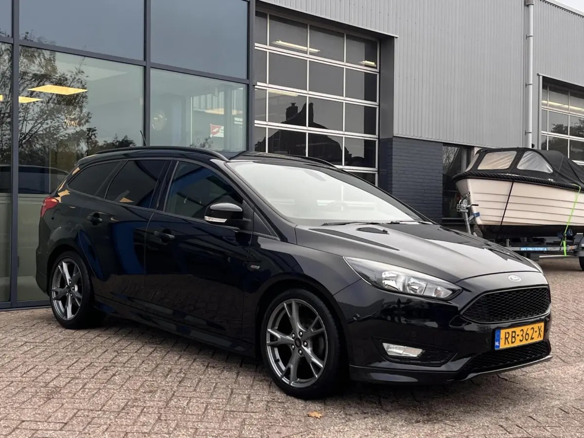 1.0 ST-Line 125PK NIEUWE DISTRIBUTIERIEM!! Cruise Navi Parkeersensoren Carplay Climate 18'' Velgen Privacy Glass *Dealer Onderhouden*