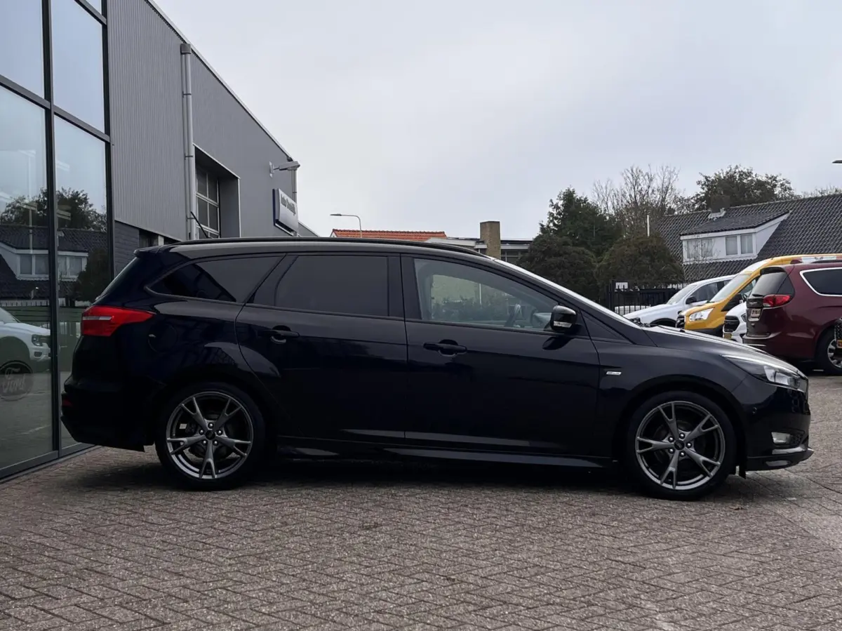 1.0 ST-Line 125PK NIEUWE DISTRIBUTIERIEM!! Cruise Navi Parkeersensoren Carplay Climate 18'' Velgen Privacy Glass *Dealer Onderhouden*