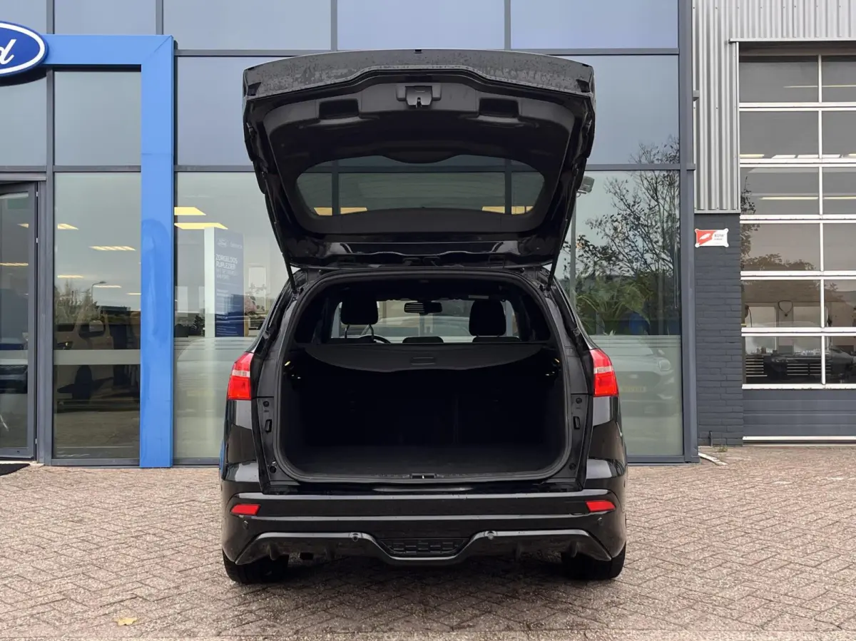 1.0 ST-Line 125PK NIEUWE DISTRIBUTIERIEM!! Cruise Navi Parkeersensoren Carplay Climate 18'' Velgen Privacy Glass *Dealer Onderhouden*