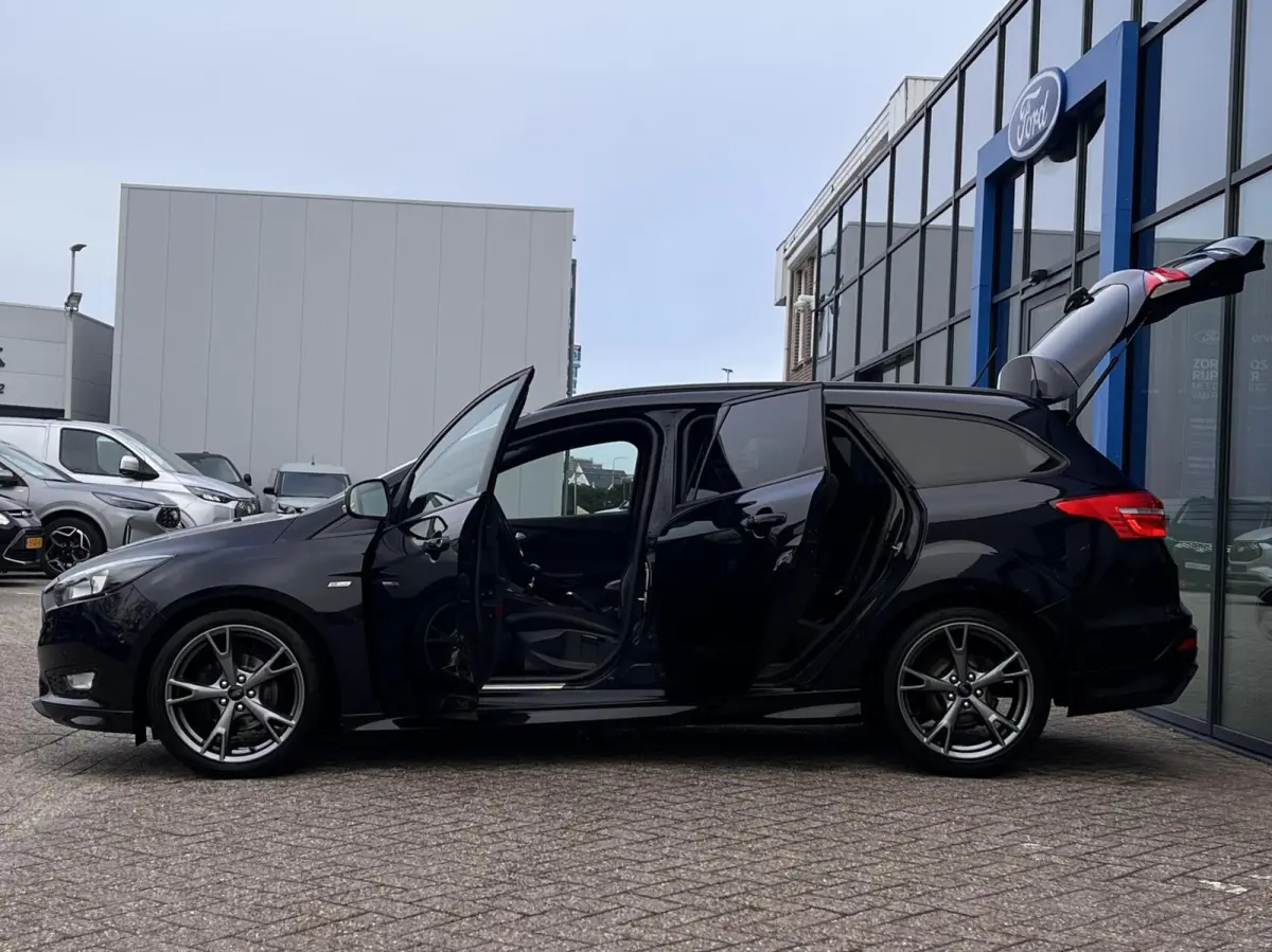 1.0 ST-Line 125PK NIEUWE DISTRIBUTIERIEM!! Cruise Navi Parkeersensoren Carplay Climate 18'' Velgen Privacy Glass *Dealer Onderhouden*