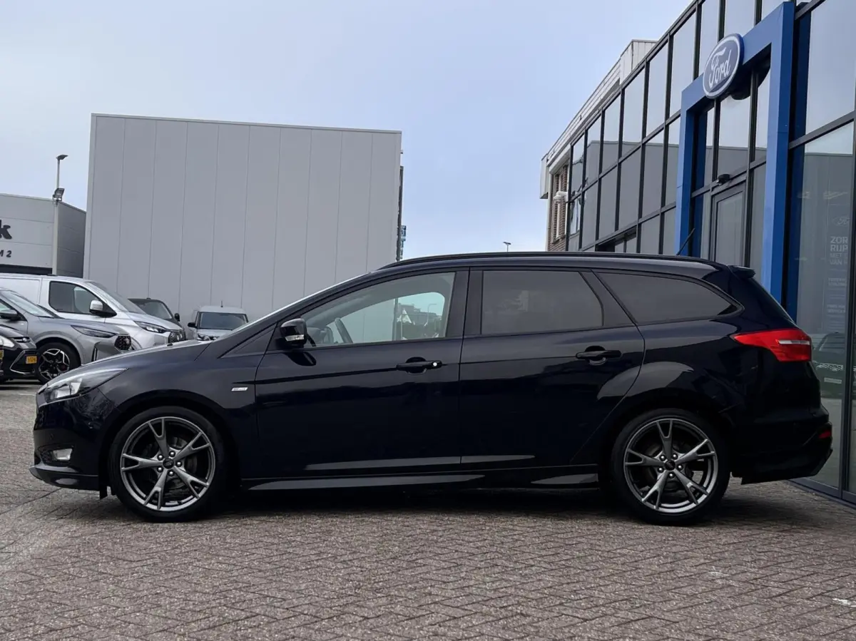 1.0 ST-Line 125PK NIEUWE DISTRIBUTIERIEM!! Cruise Navi Parkeersensoren Carplay Climate 18'' Velgen Privacy Glass *Dealer Onderhouden*