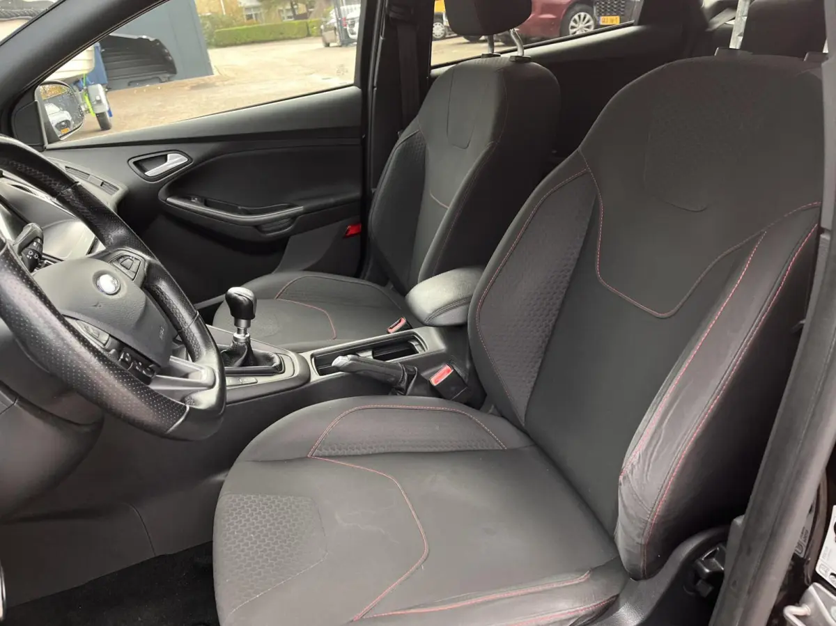 1.0 ST-Line 125PK NIEUWE DISTRIBUTIERIEM!! Cruise Navi Parkeersensoren Carplay Climate 18'' Velgen Privacy Glass *Dealer Onderhouden*