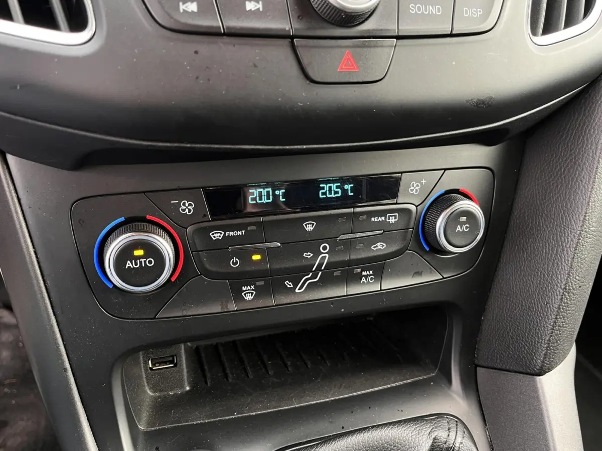 1.0 ST-Line 125PK NIEUWE DISTRIBUTIERIEM!! Cruise Navi Parkeersensoren Carplay Climate 18'' Velgen Privacy Glass *Dealer Onderhouden*