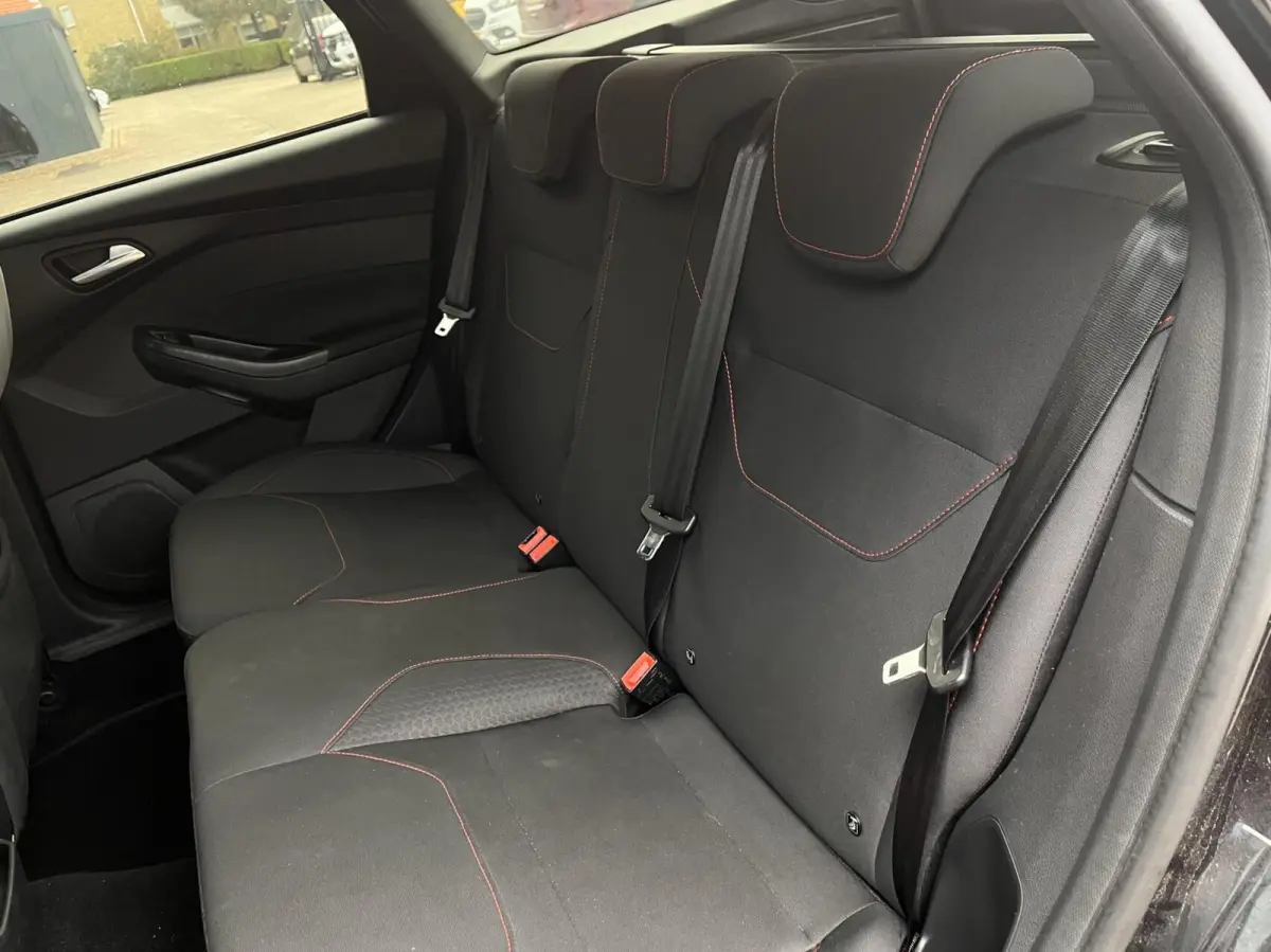 1.0 ST-Line 125PK NIEUWE DISTRIBUTIERIEM!! Cruise Navi Parkeersensoren Carplay Climate 18'' Velgen Privacy Glass *Dealer Onderhouden*
