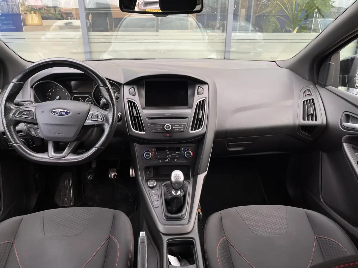 1.0 ST-Line 125PK NIEUWE DISTRIBUTIERIEM!! Cruise Navi Parkeersensoren Carplay Climate 18'' Velgen Privacy Glass *Dealer Onderhouden*