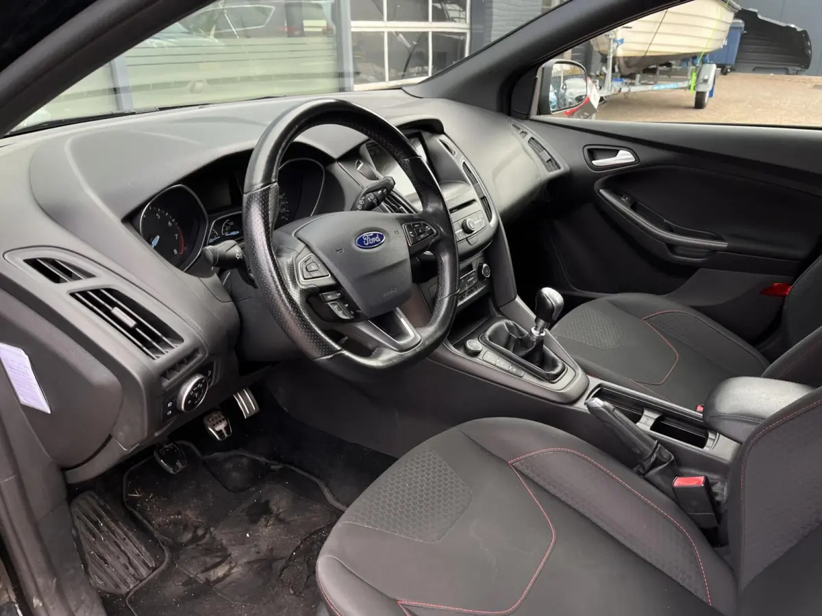 1.0 ST-Line 125PK NIEUWE DISTRIBUTIERIEM!! Cruise Navi Parkeersensoren Carplay Climate 18'' Velgen Privacy Glass *Dealer Onderhouden*