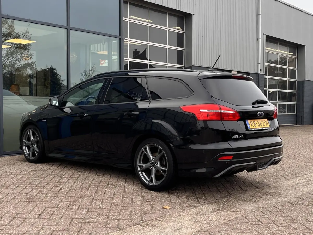 1.0 ST-Line 125PK NIEUWE DISTRIBUTIERIEM!! Cruise Navi Parkeersensoren Carplay Climate 18'' Velgen Privacy Glass *Dealer Onderhouden*