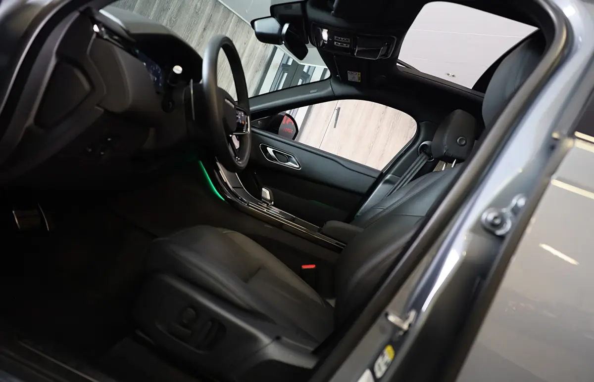 2.0 P400e R-Dynamic HSE / Acc / Lane Assist / Dode Hoek / 360 Camera / Memory / Meridian / Leder