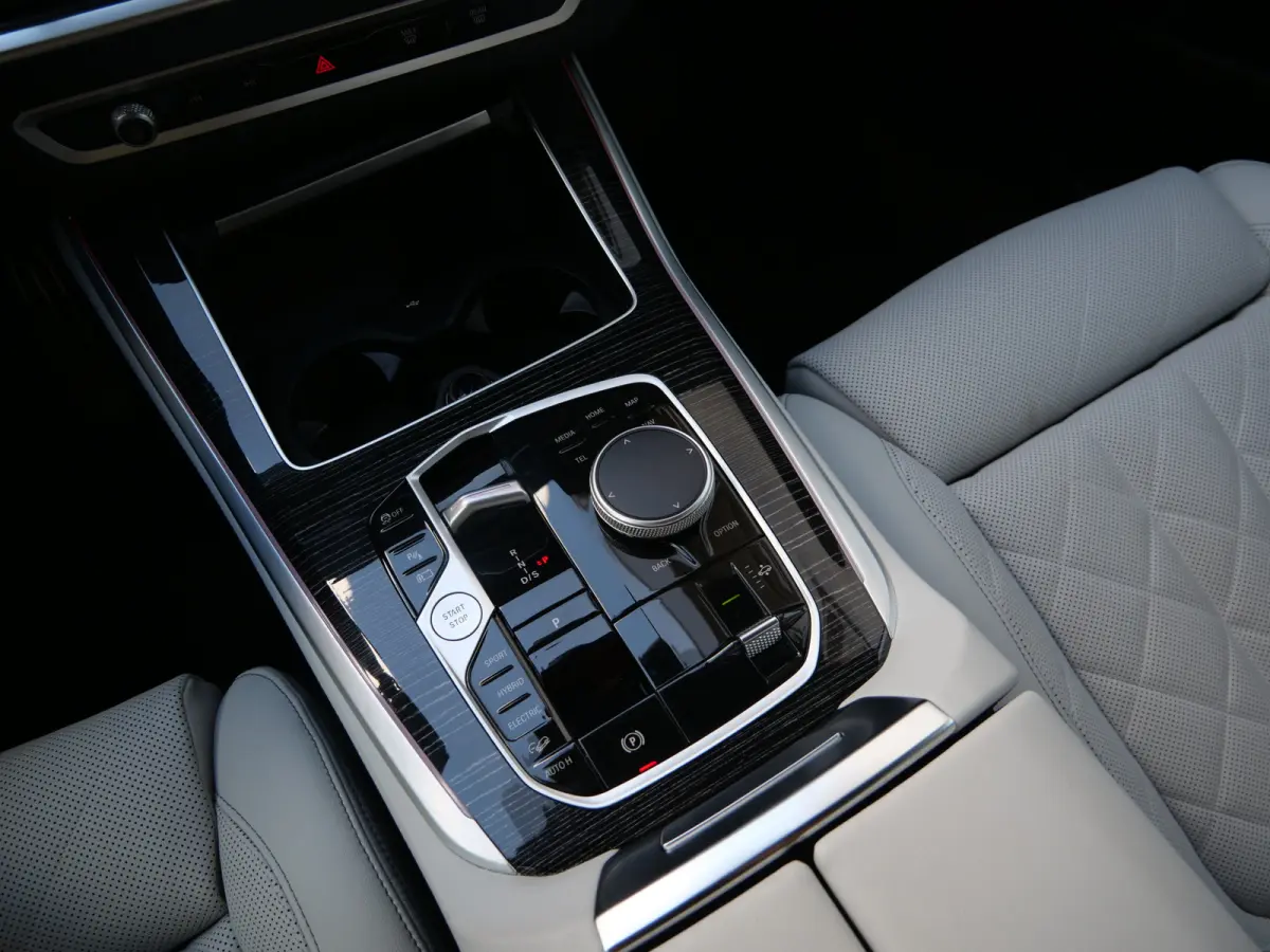 xDrive50e 490 Pk Automaat M-pakket / Leer / Pano-dak / Trekhaak / Camera's / DAB