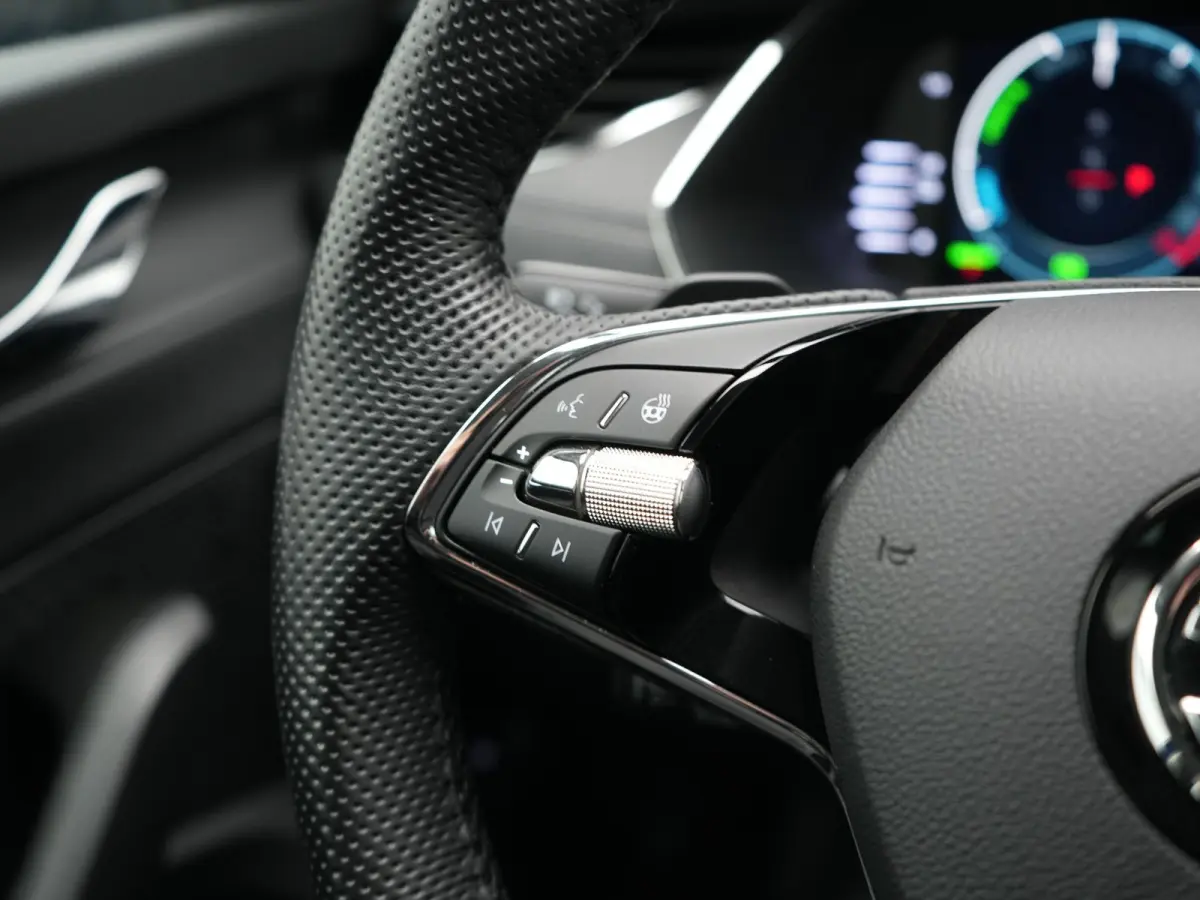 1.4 TSI iV Style PHEV 204pk Dealer O.H | Adaptive Cruise | Head Up | Crystal LED | Camera | Sportstoelen Memory & Verwarmd | Keyless | BLIS | Apple Carplay | Stuurverwarming | Travel Assist 