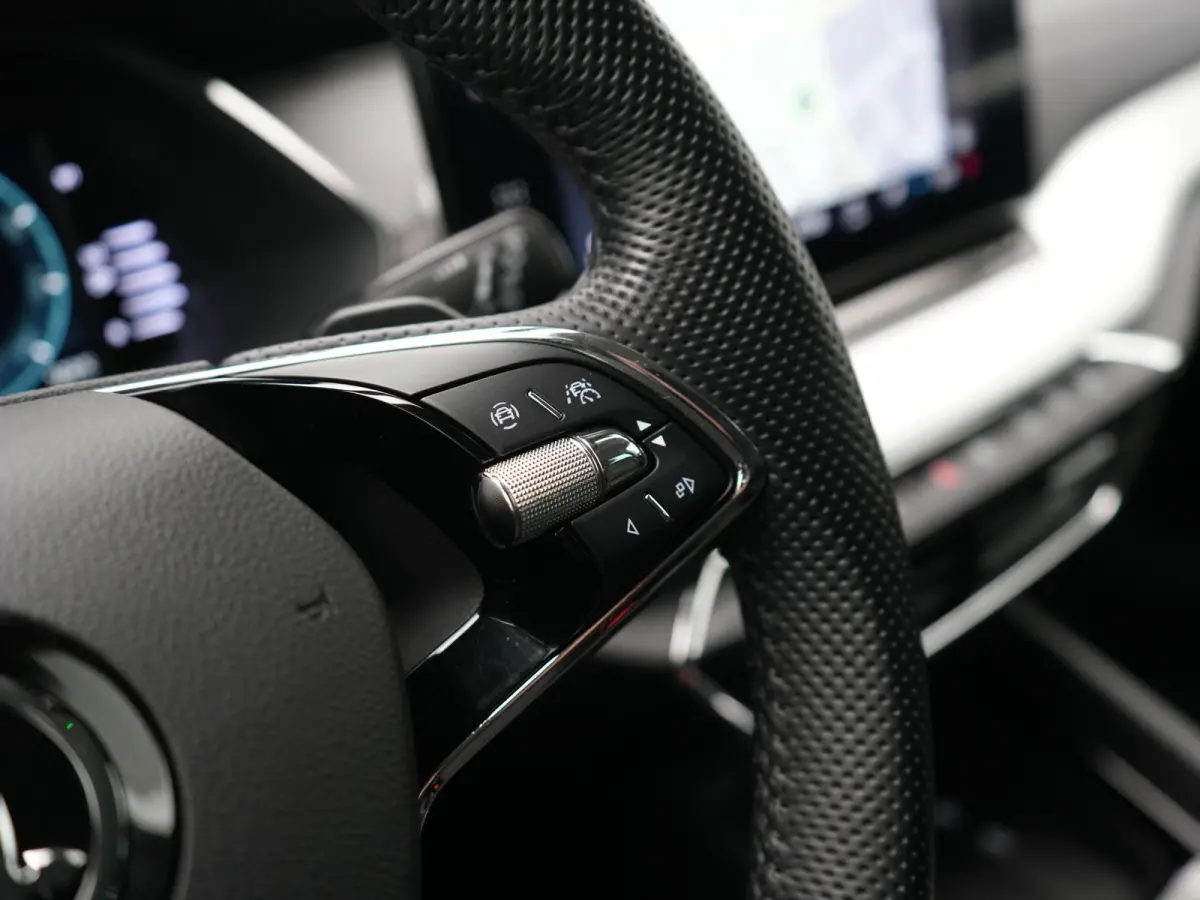 1.4 TSI iV Style PHEV 204pk Dealer O.H | Adaptive Cruise | Head Up | Crystal LED | Camera | Sportstoelen Memory & Verwarmd | Keyless | BLIS | Apple Carplay | Stuurverwarming | Travel Assist 