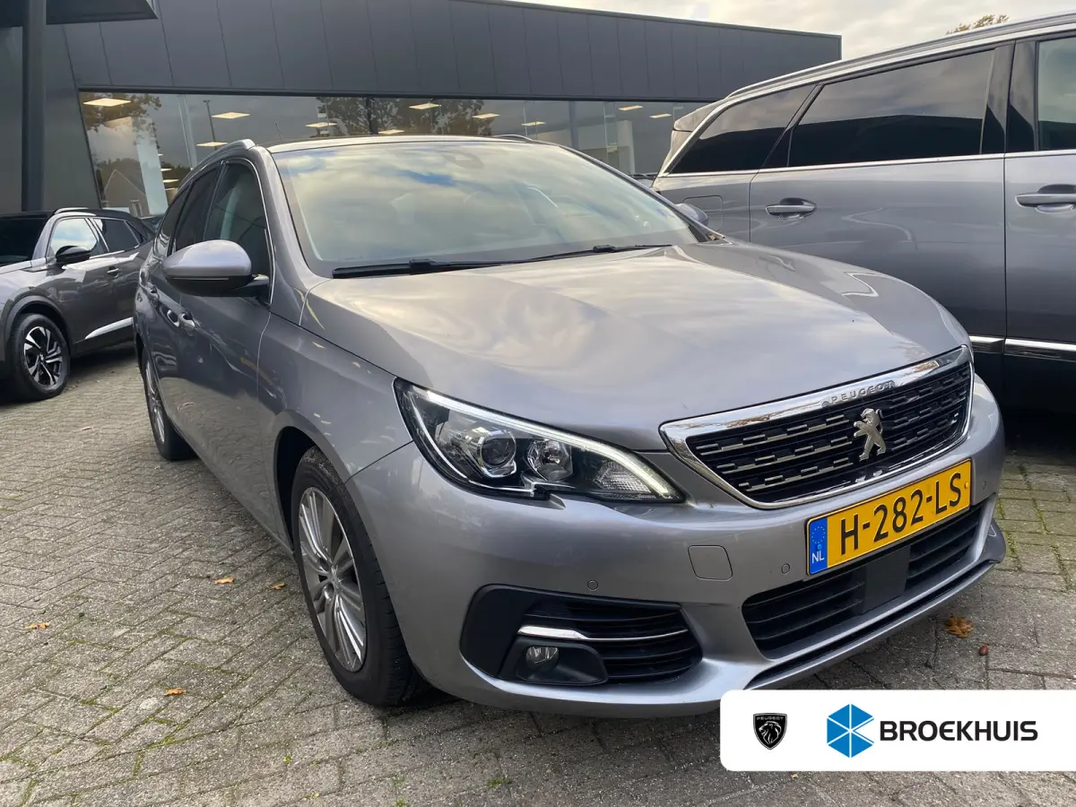 1.2 PureTech Blue Lease Premium | Panoramadak | Cruise Control | Camera | Trekhaak | Navi | Parkeersensoren voor- en achter