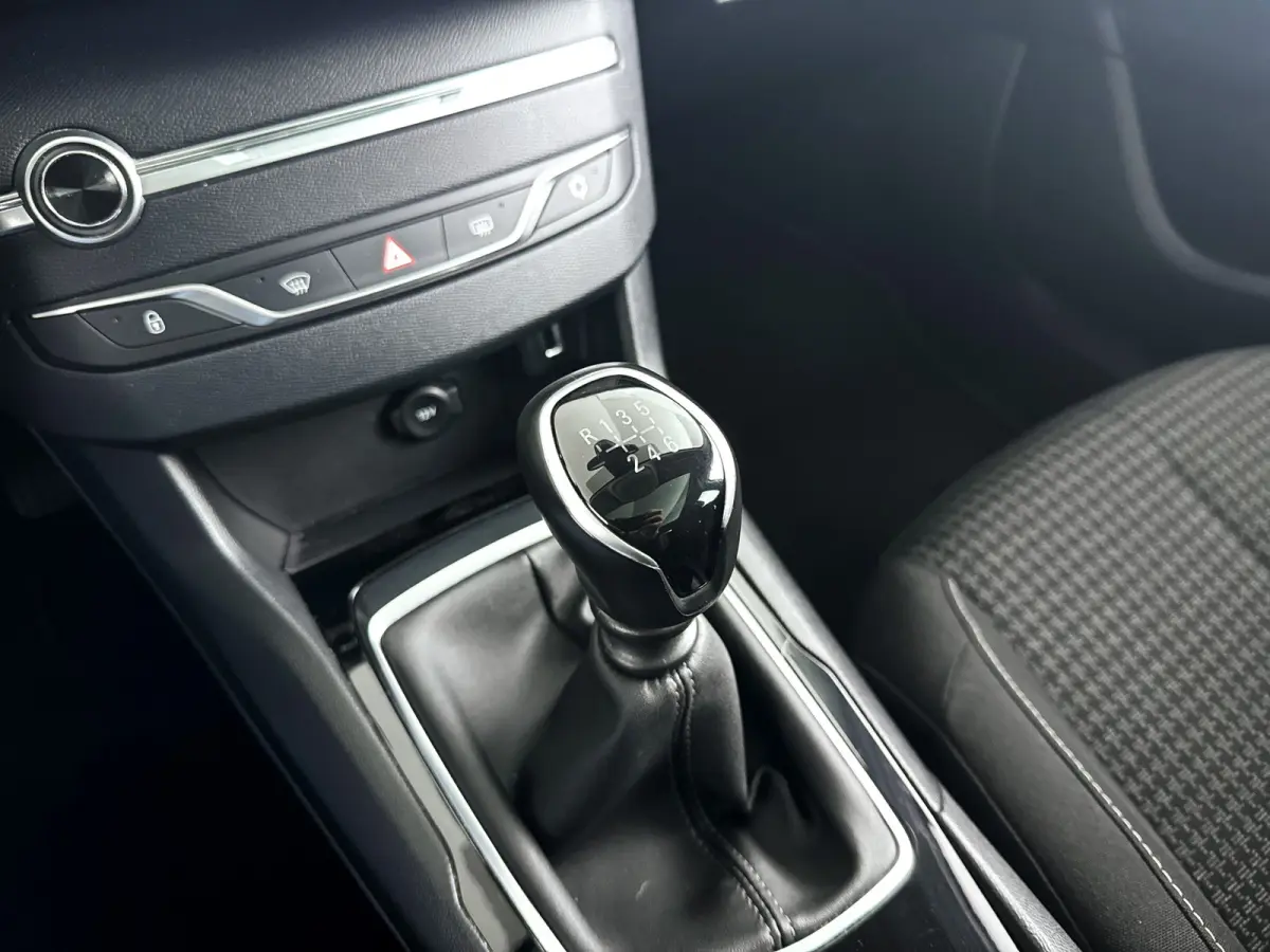 1.2 PureTech Blue Lease Executive | Panoramadak | Park assist | Carplay | Cruise control | Trekhaak
