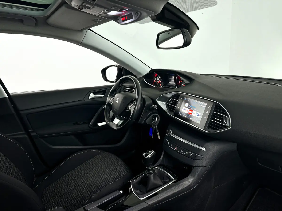 1.2 PureTech Blue Lease Executive | Panoramadak | Park assist | Carplay | Cruise control | Trekhaak